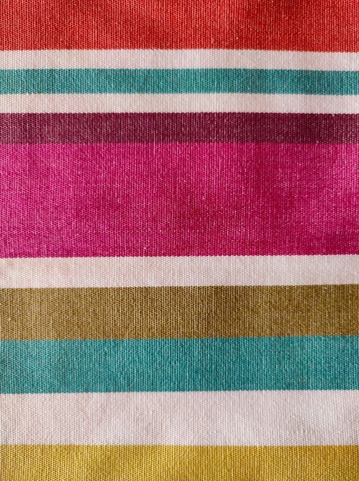 Textile rayé en rouge, bleu sarcelle, magenta, blanc, or et vert olive.