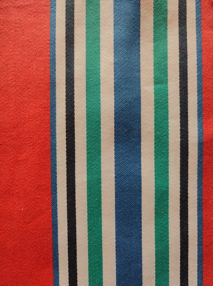 Motif de tissu rayé rouge, noir, blanc, vert et bleu.