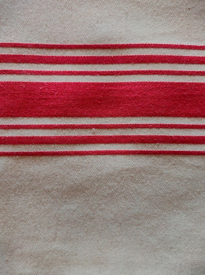 Tissu crème à rayures horizontales rouges.