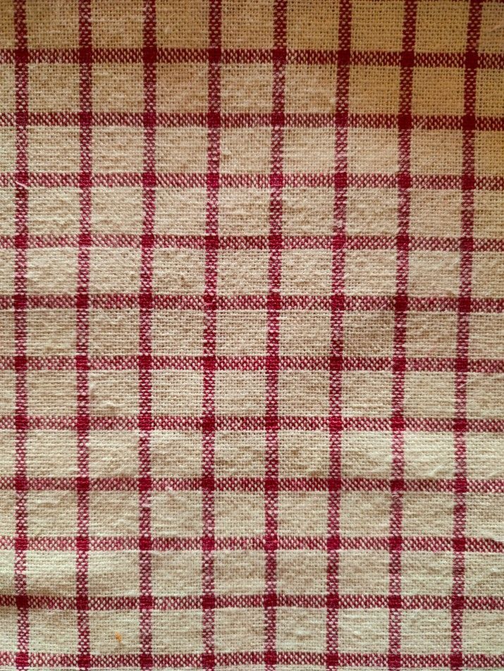 Tissu à carreaux rouges et beiges.