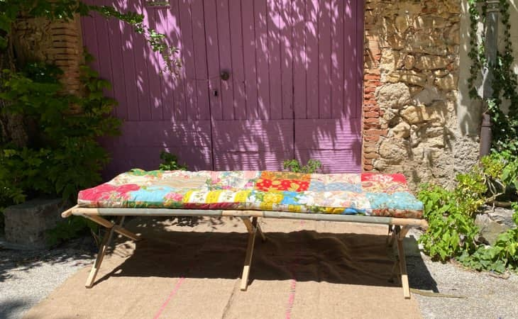 Lit de camp en patchwork, unique et coloré, alliant confort et style pour vos espaces intérieurs ou extérieurs.