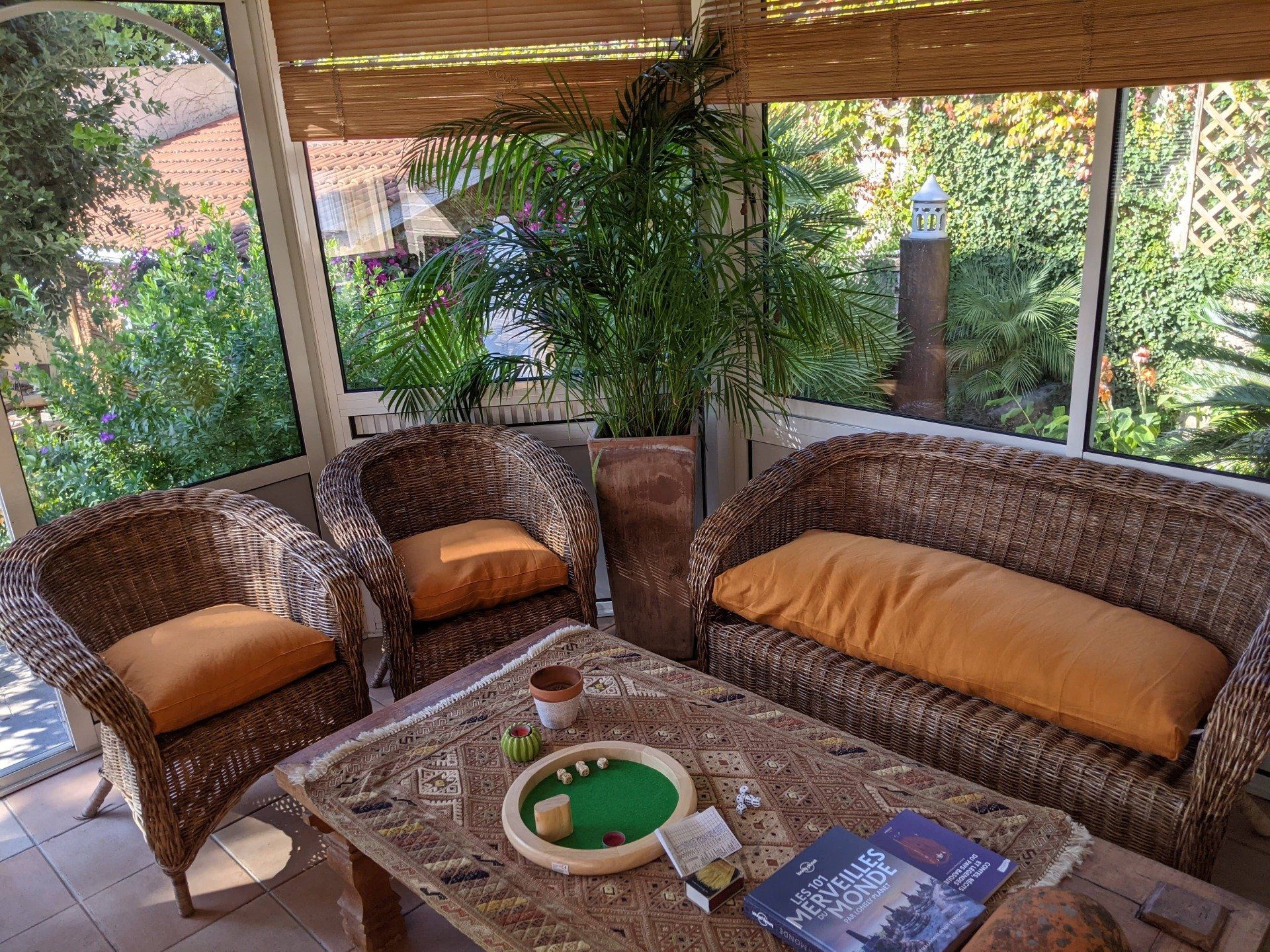 Assise confortable pour jardin d’hiver, conçue sur-mesure pour s’adapter à votre espace et vos besoins