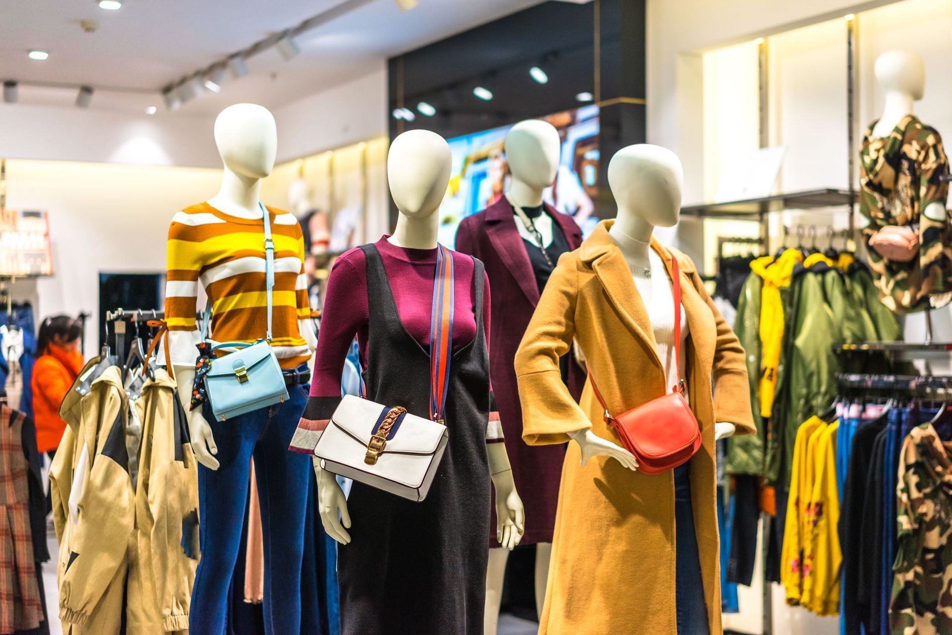 Dubai’s shopping destinations, like The Dubai Mall and Mall of the Emirates, offer luxury brands, fine dining, world-class