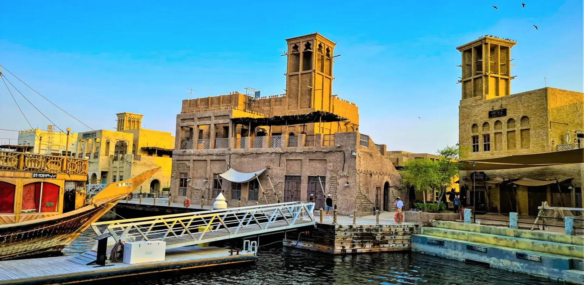 Al Seef Street in Dubai merges rich tradition with modern attractions—featuring dining, shopping, stunning waterfront views.