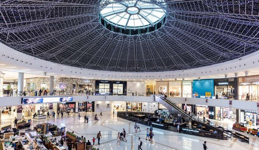 Dubai Marina Mall offers a blend of luxury shopping, dining, and entertainment, with stunning views Marina nearby attractions