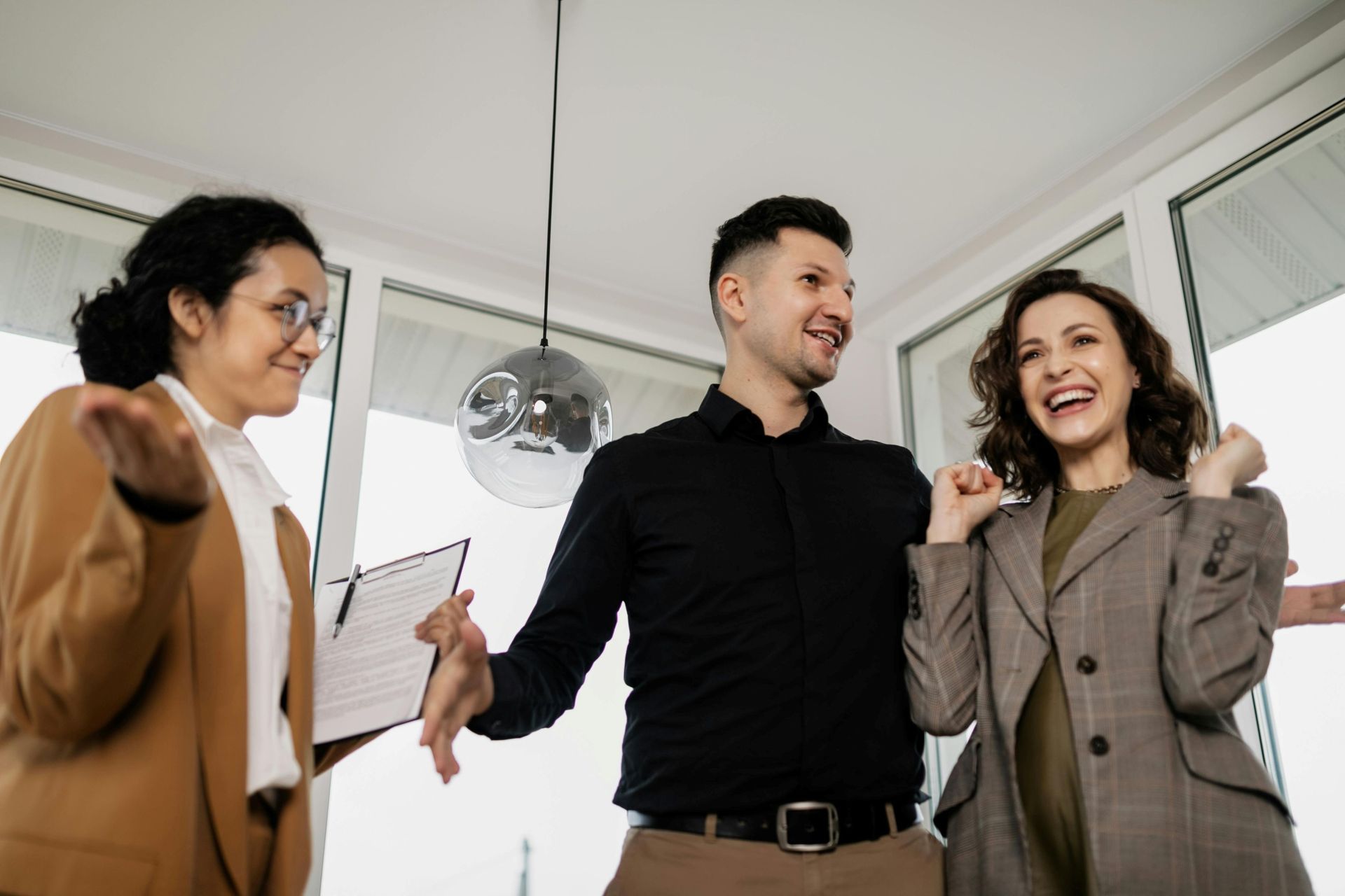 couple with agent: gold coast mortgage brokers helping first-time buyers with buying first home.