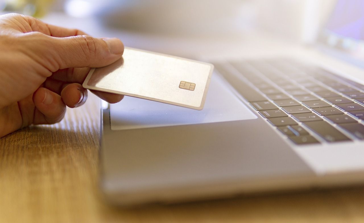 hand holding credit card: Gold Coast brokers help homeowners with line of credit home loan process.