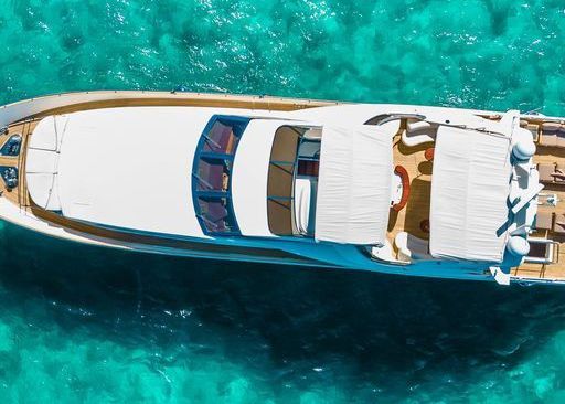 An aerial view of a yacht in the ocean.