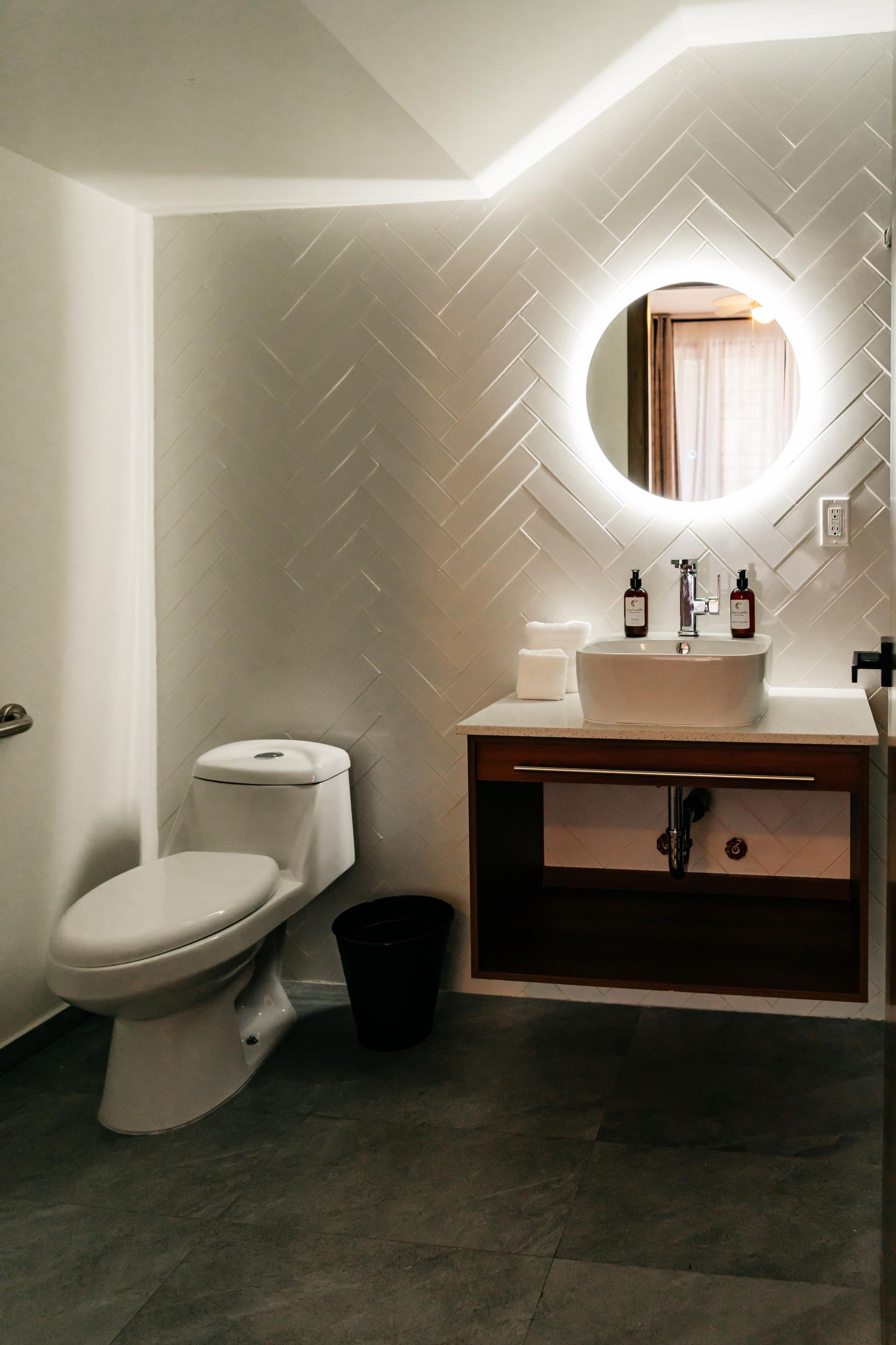 Un baño con inodoro, lavabo y espejo.