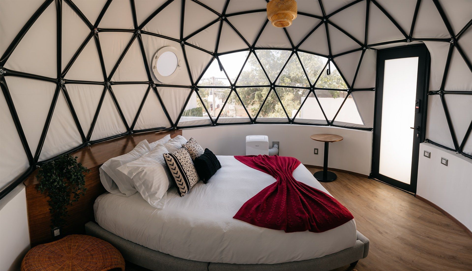 Un dormitorio en forma de cúpula con una cama y una ventana.