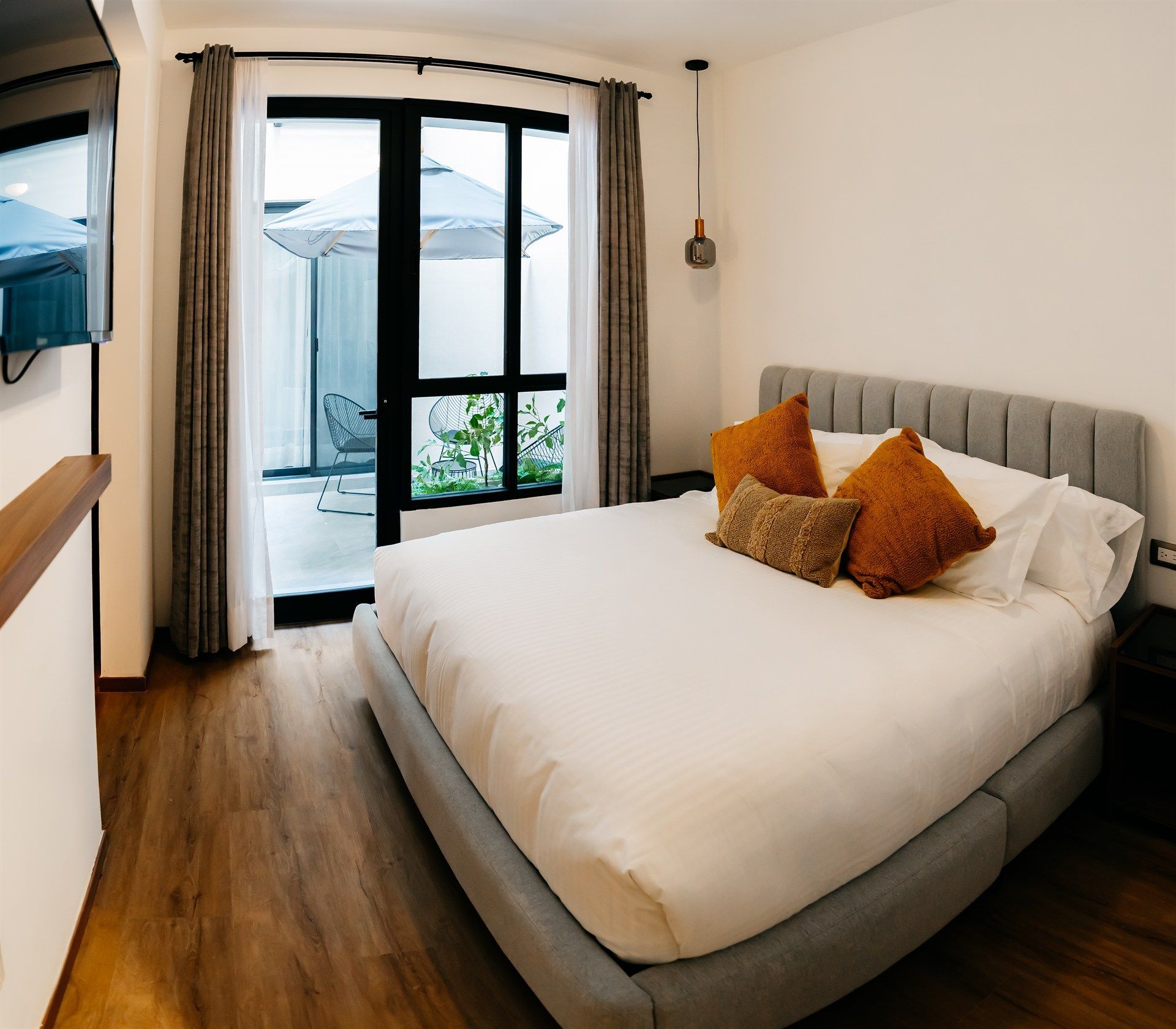 Una habitación de hotel con una cama grande y un televisor.
