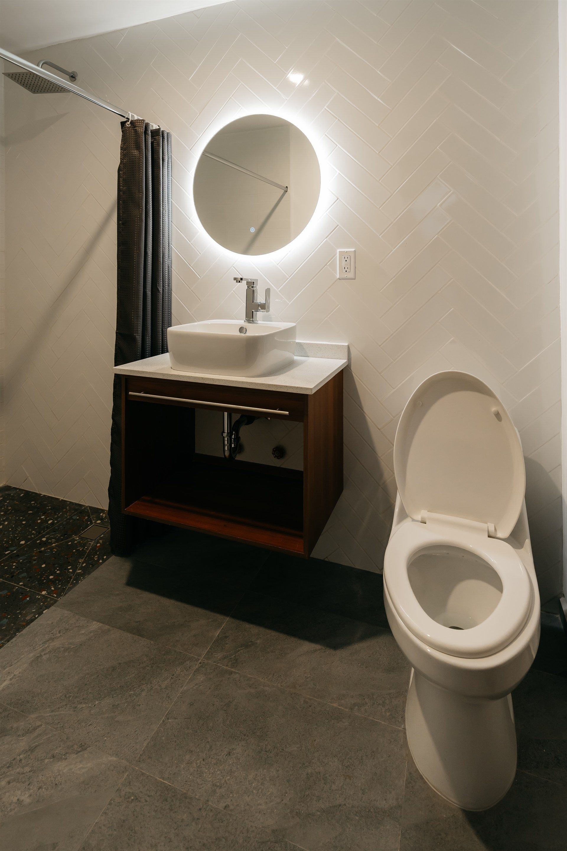 Un baño con inodoro, lavabo y espejo.