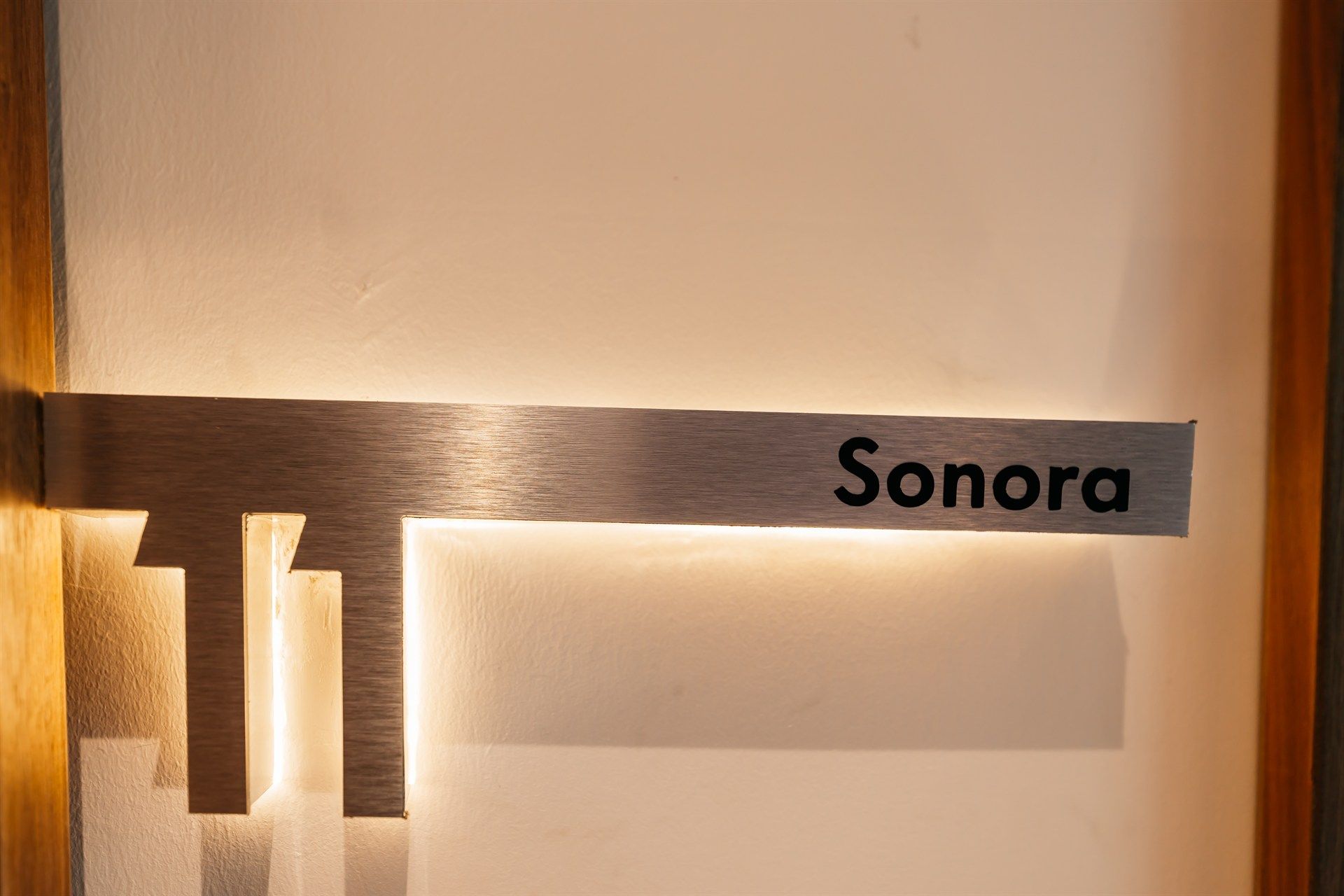 Una puerta con un cartel que dice sonora.