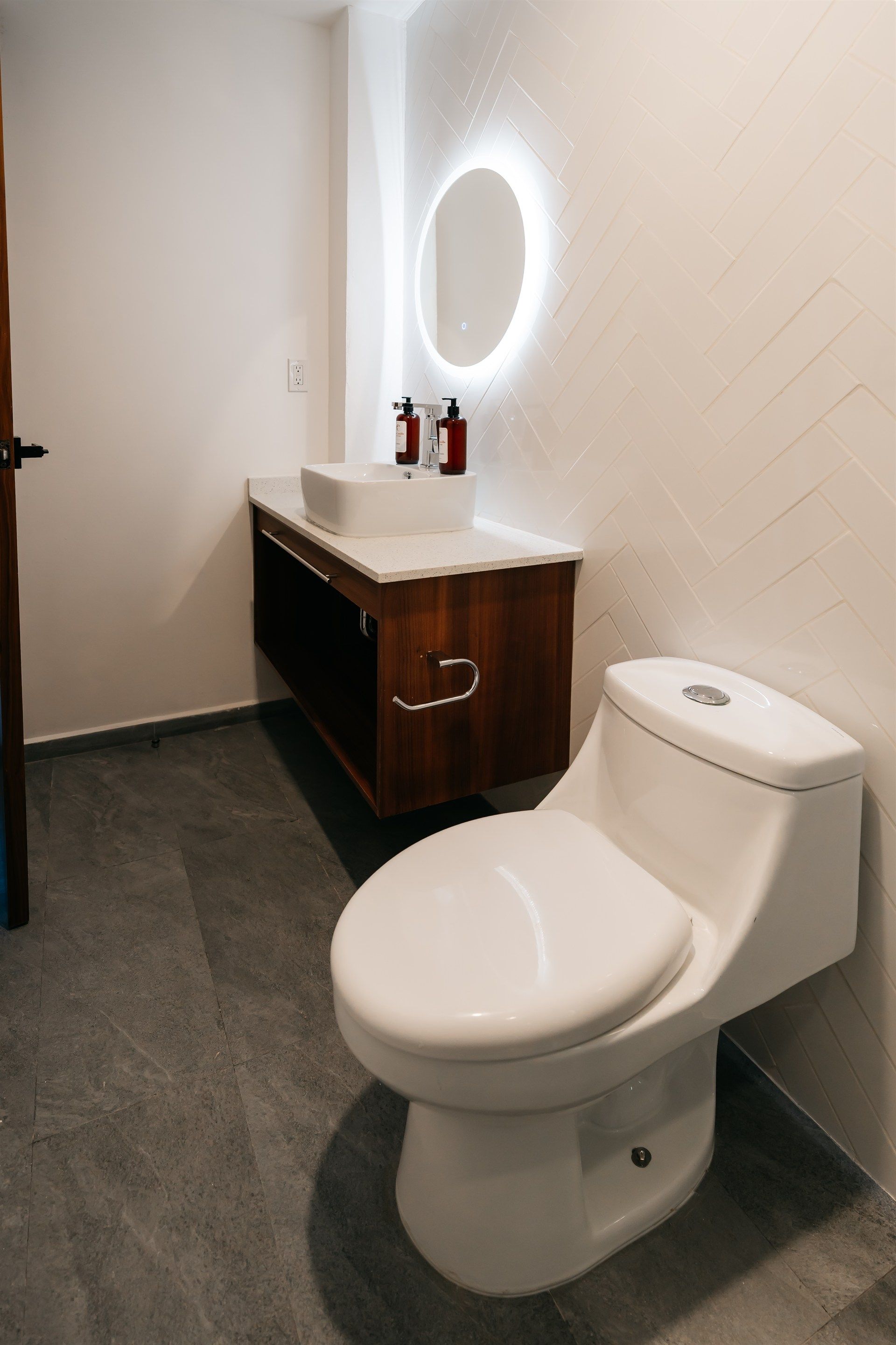 Un baño con inodoro, lavabo y espejo.