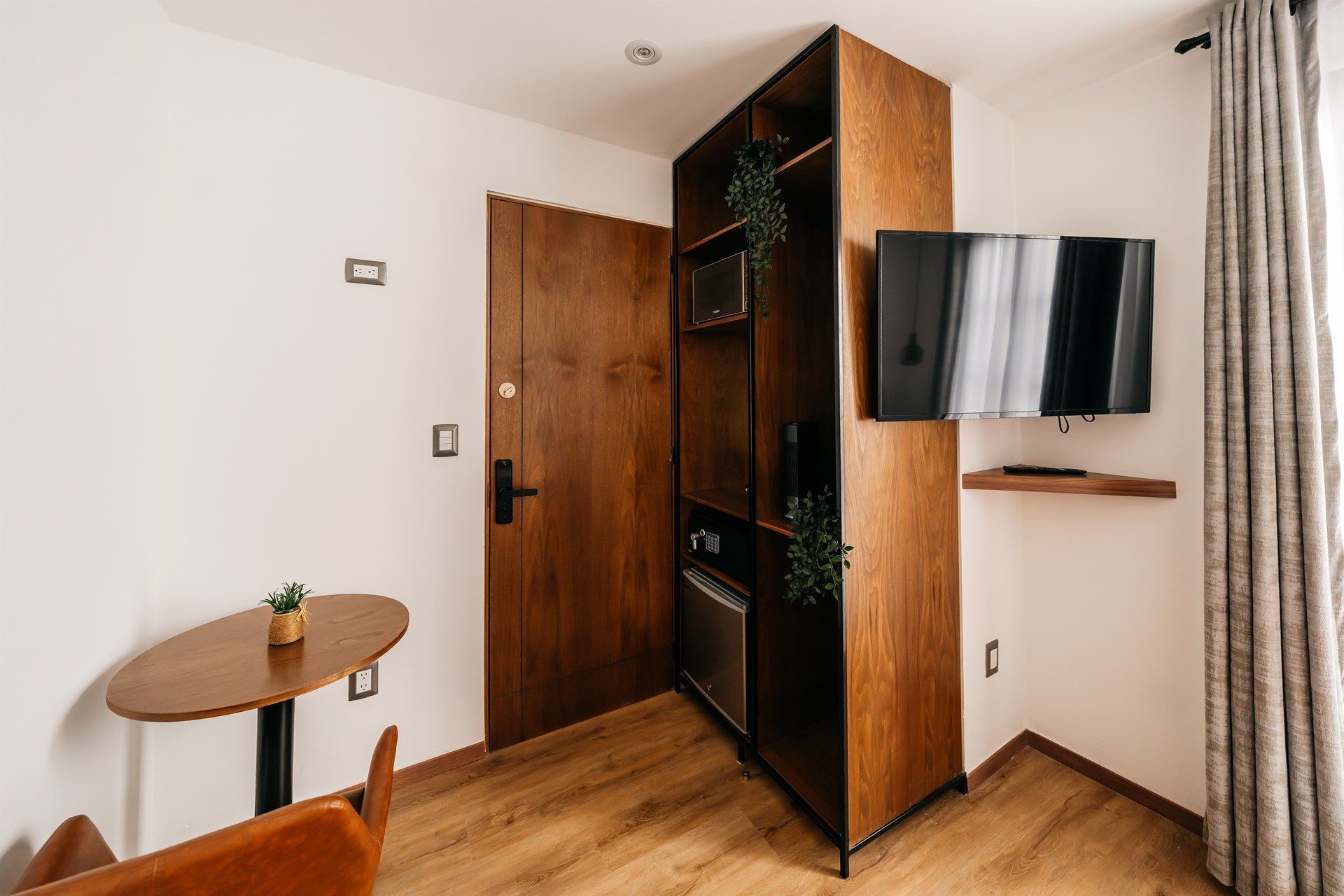 Hay una mesa y un televisor en la habitación.