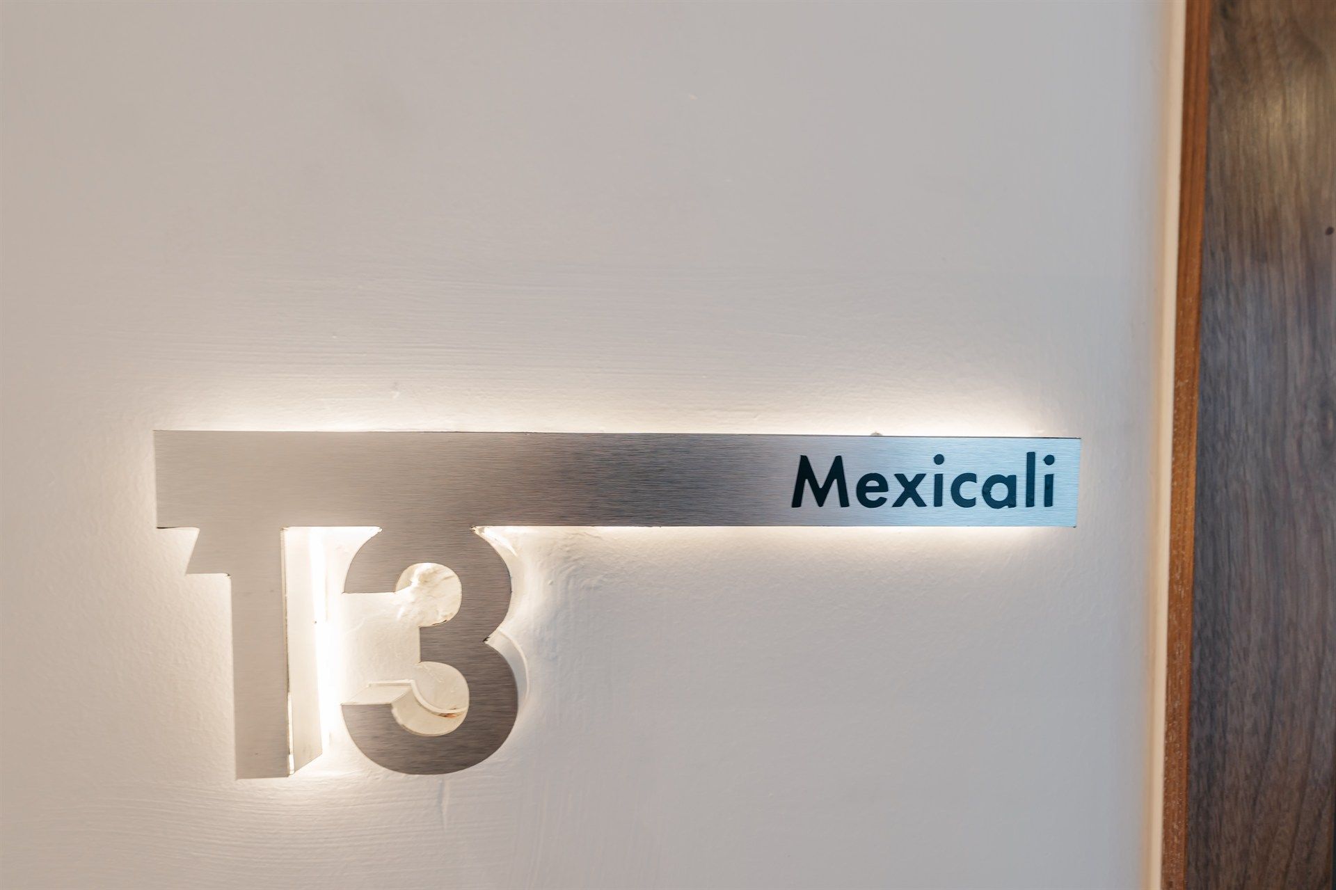 Un cartel en una pared que dice Mexicali.