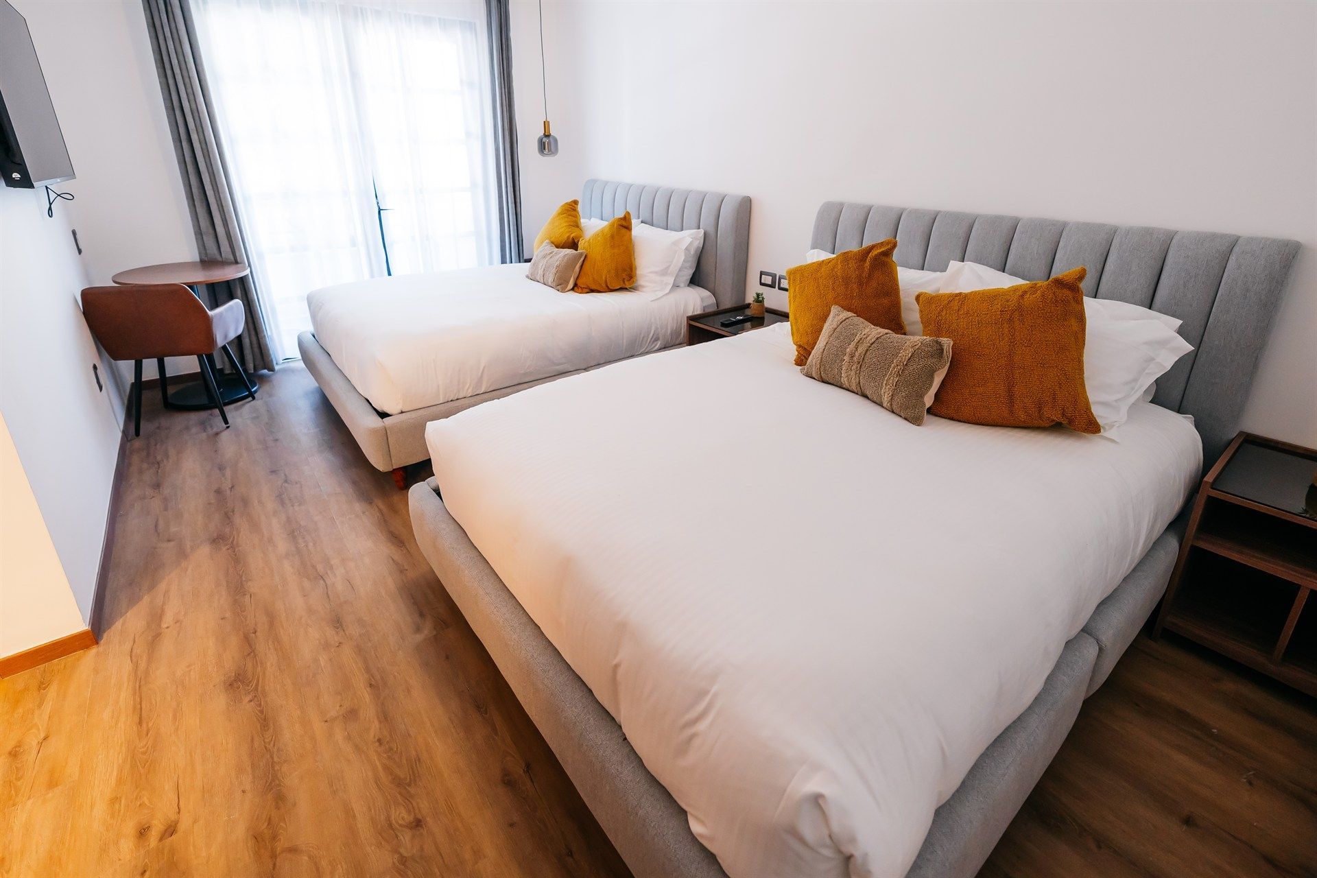 Una habitación de hotel con dos camas y un escritorio.