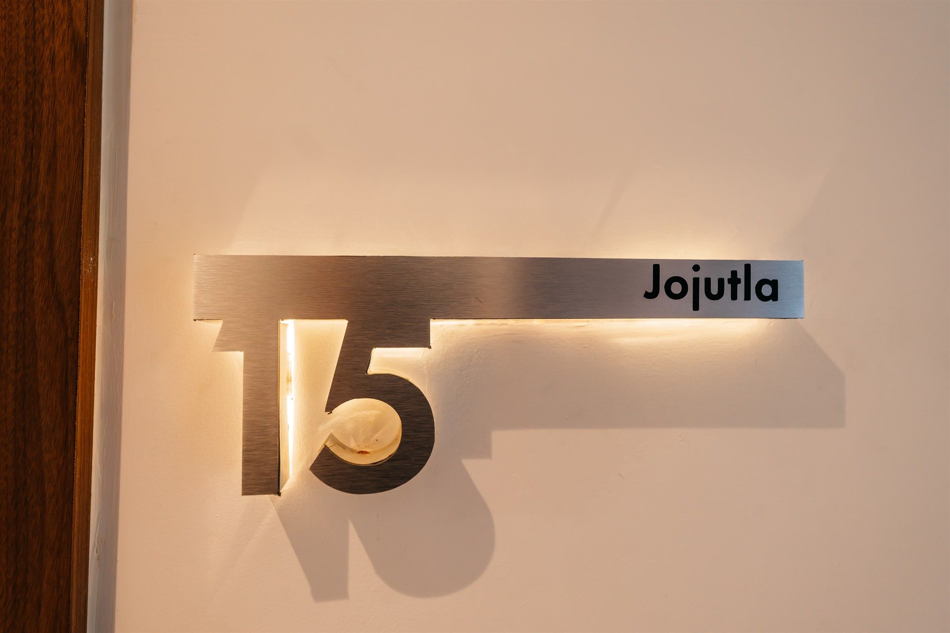 Un cartel que tiene el número 15