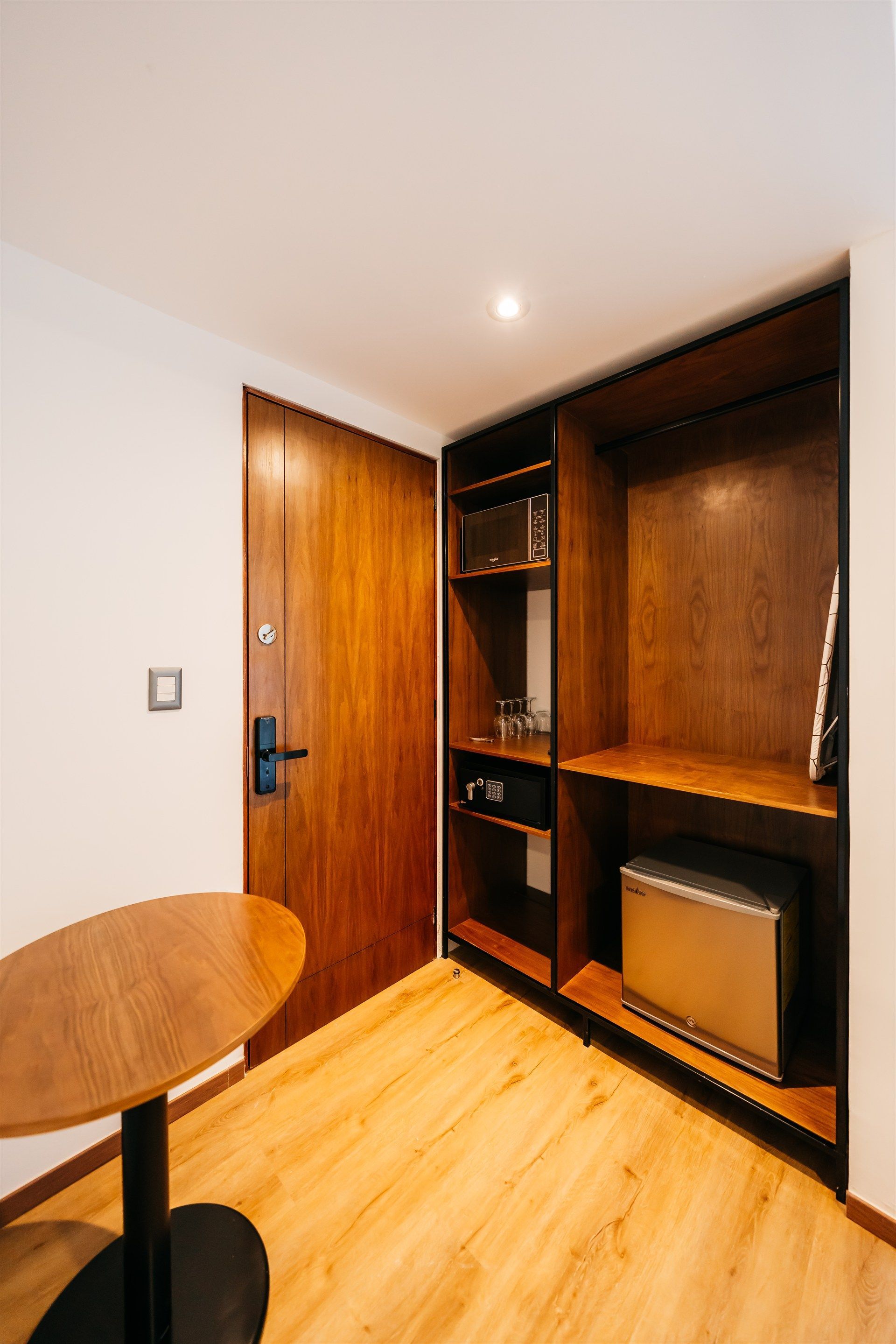 Hay una mesa y una caja fuerte en la habitación.