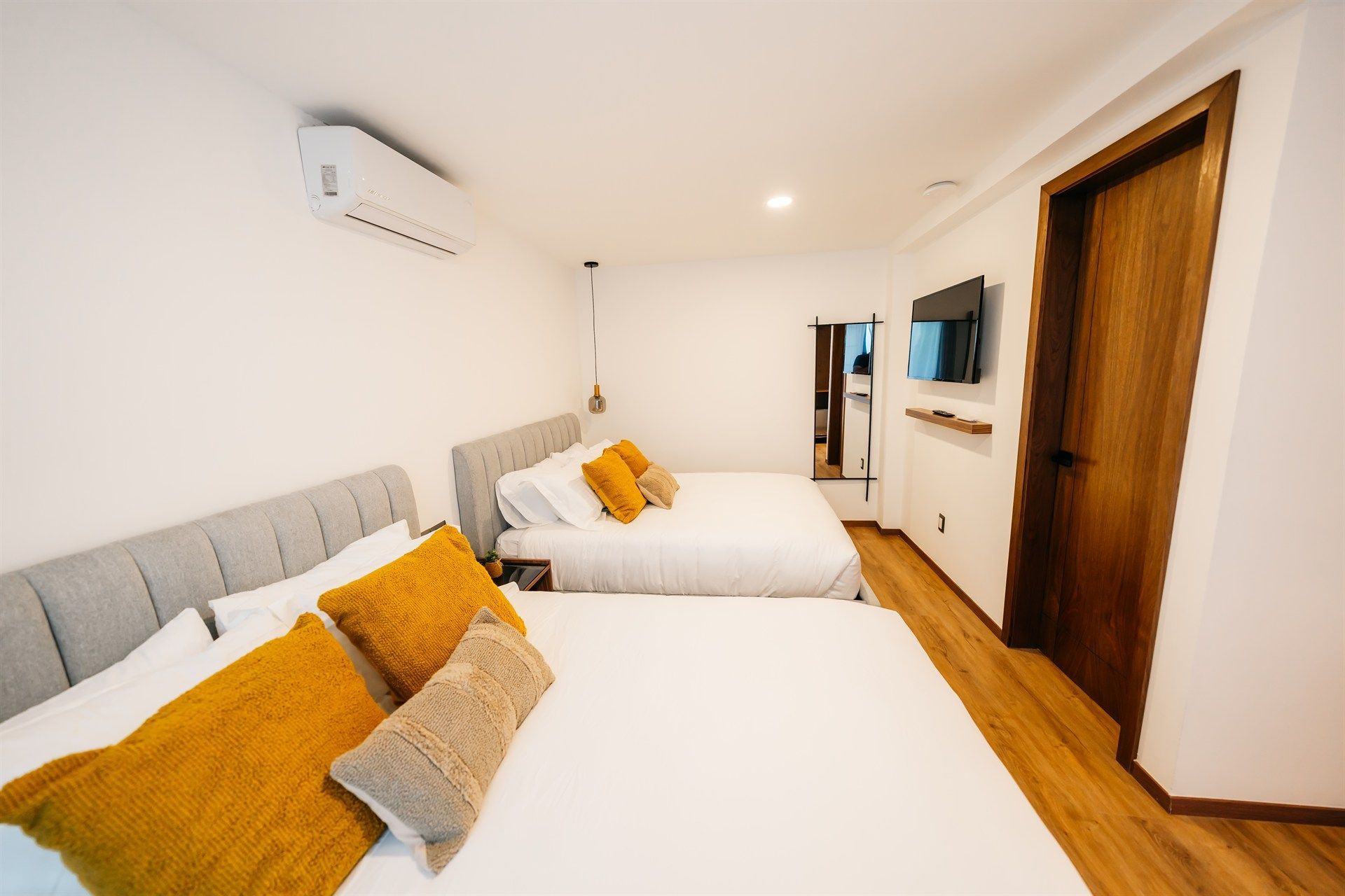 Una habitación de hotel con dos camas y un televisor.