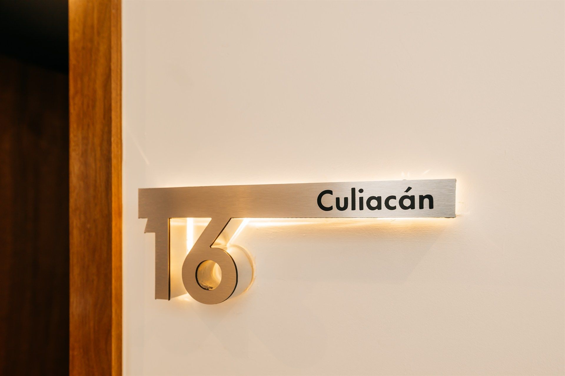 Una puerta con un letrero que dice Culiacán.