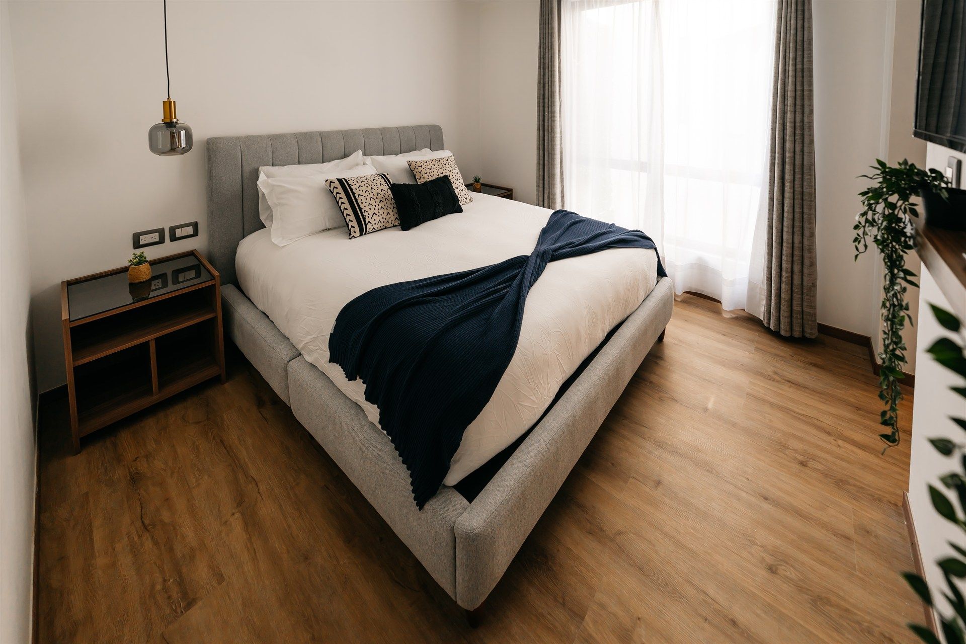 Hay una cama grande en el medio de la habitación.
