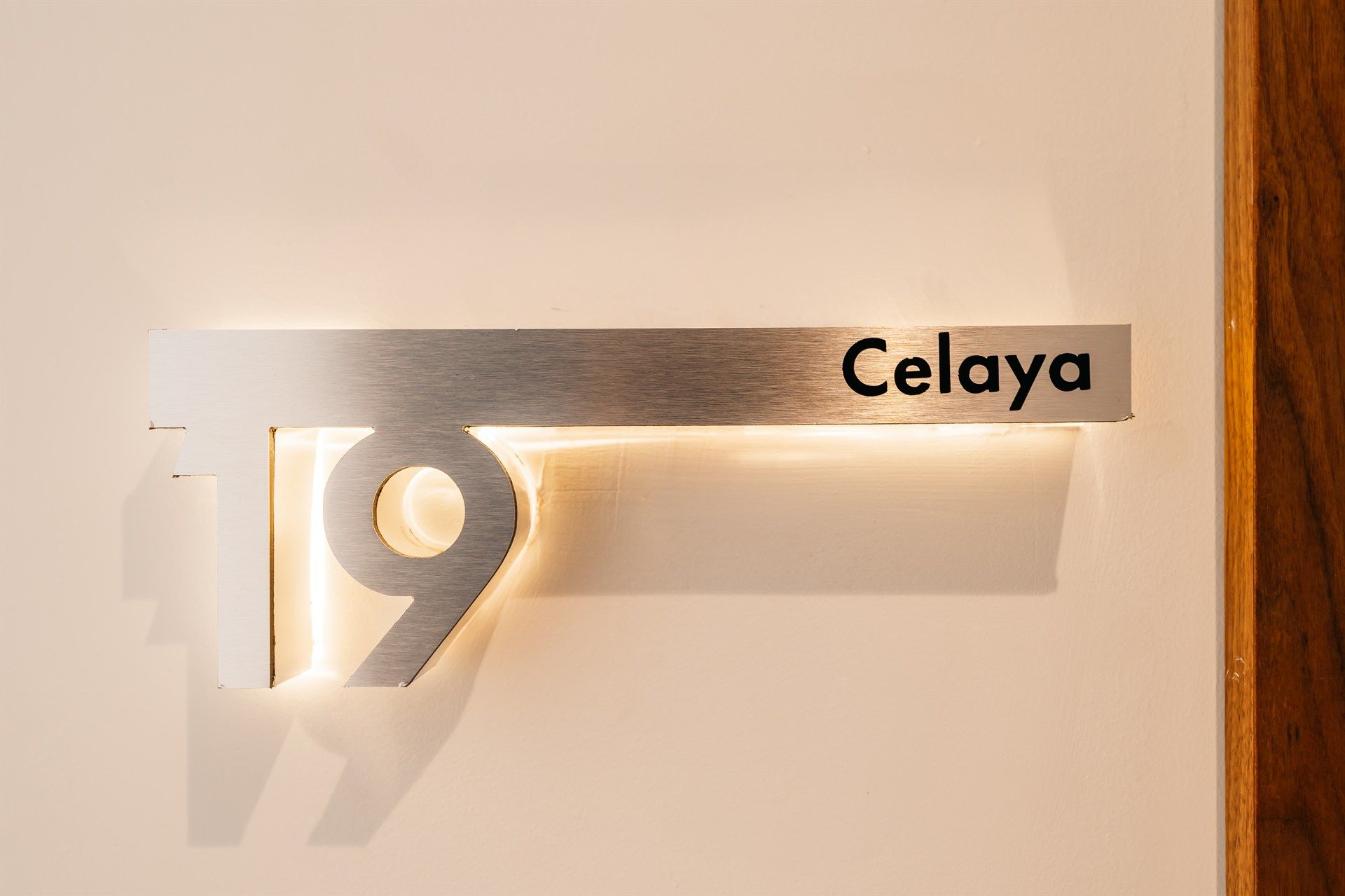 Una puerta con un letrero que dice celaya