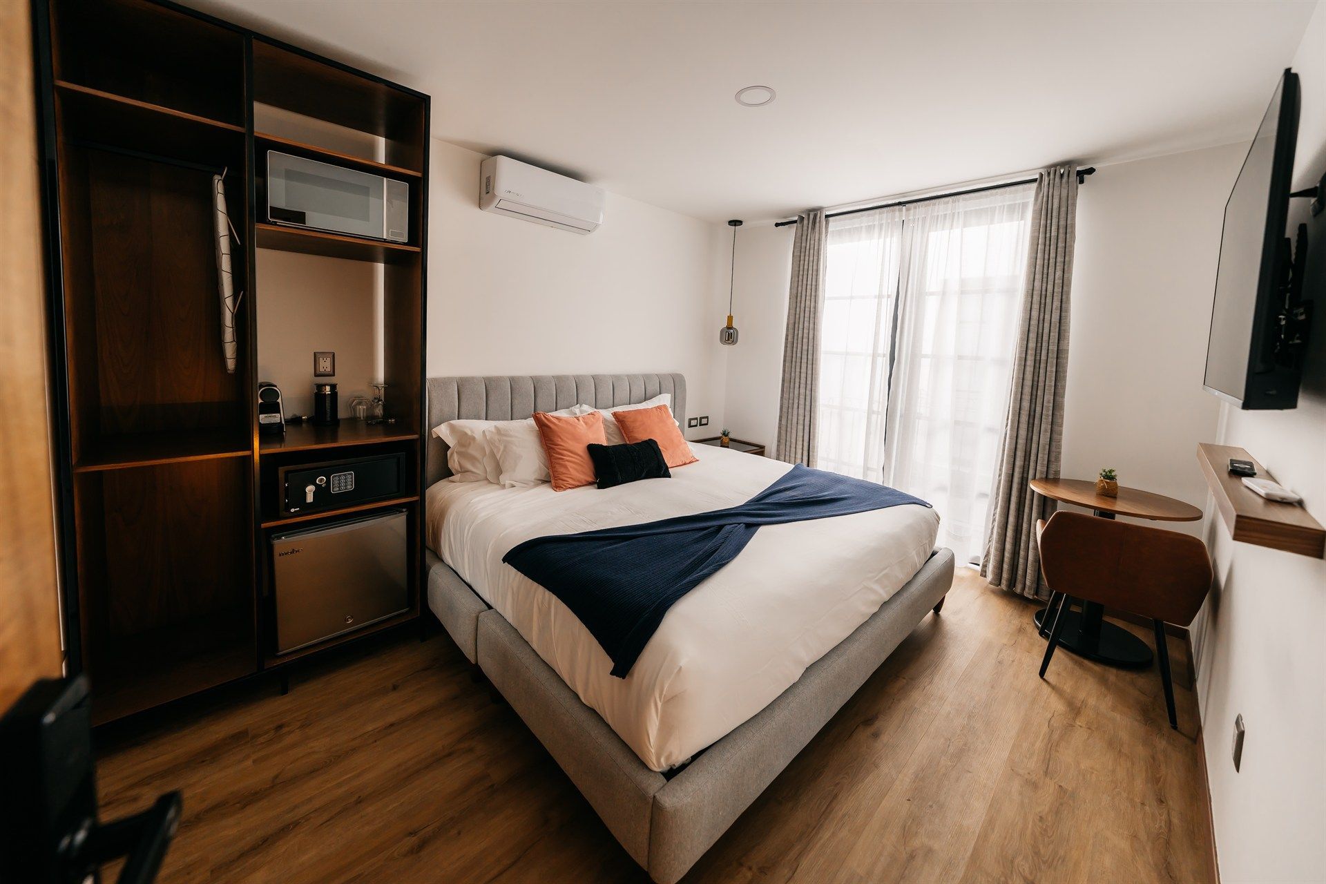 Una habitación de hotel con una cama grande y un escritorio.