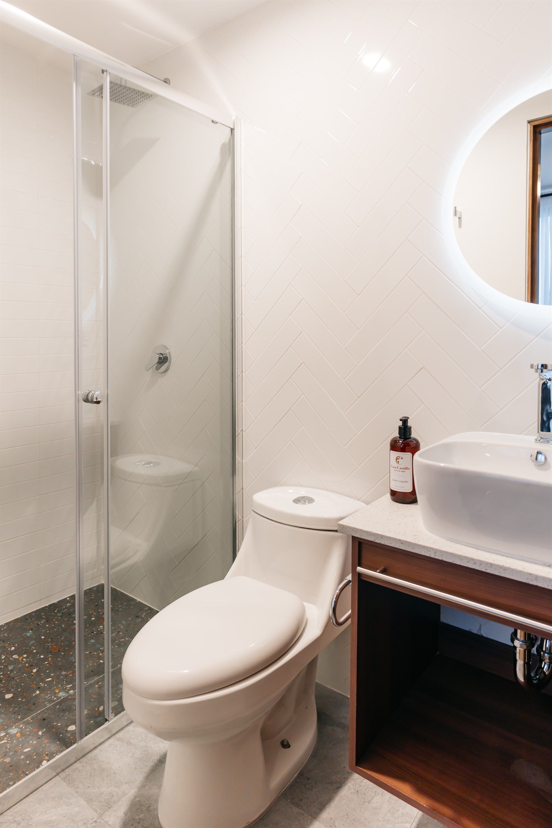 Un baño con inodoro, lavabo y ducha.