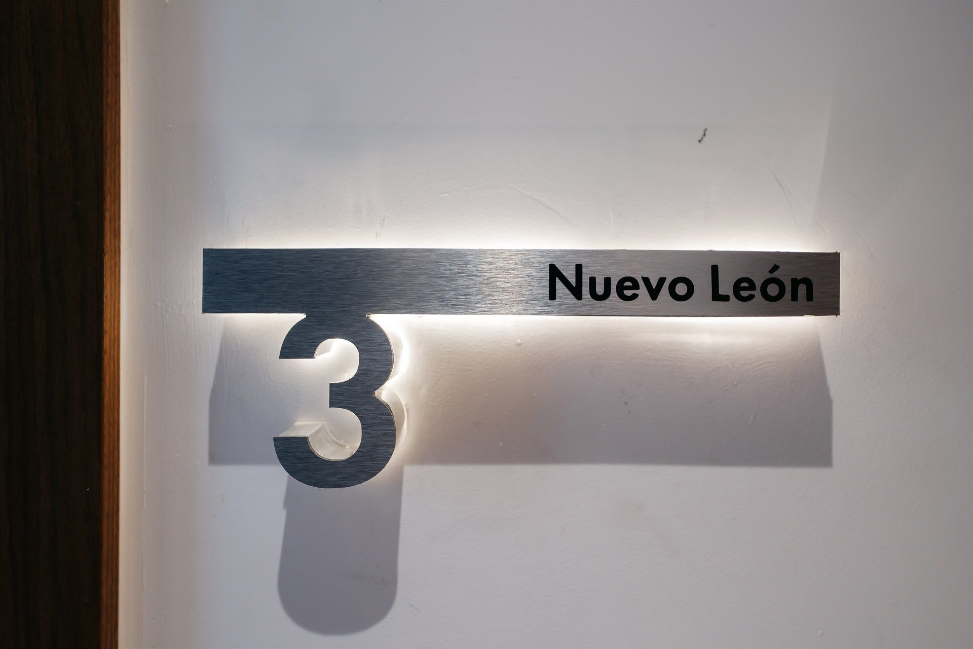 Un cartel en una pared que dice 'Nuevo León'.