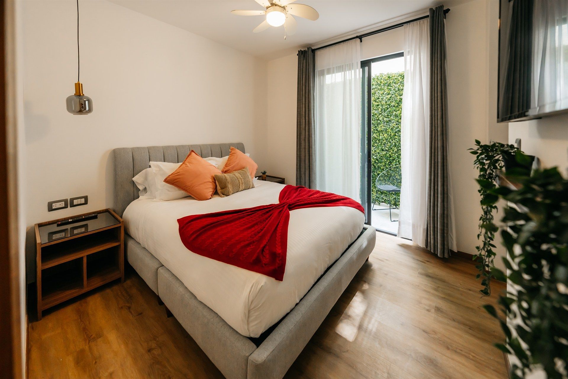 Un dormitorio con una cama grande y un ventilador de techo.