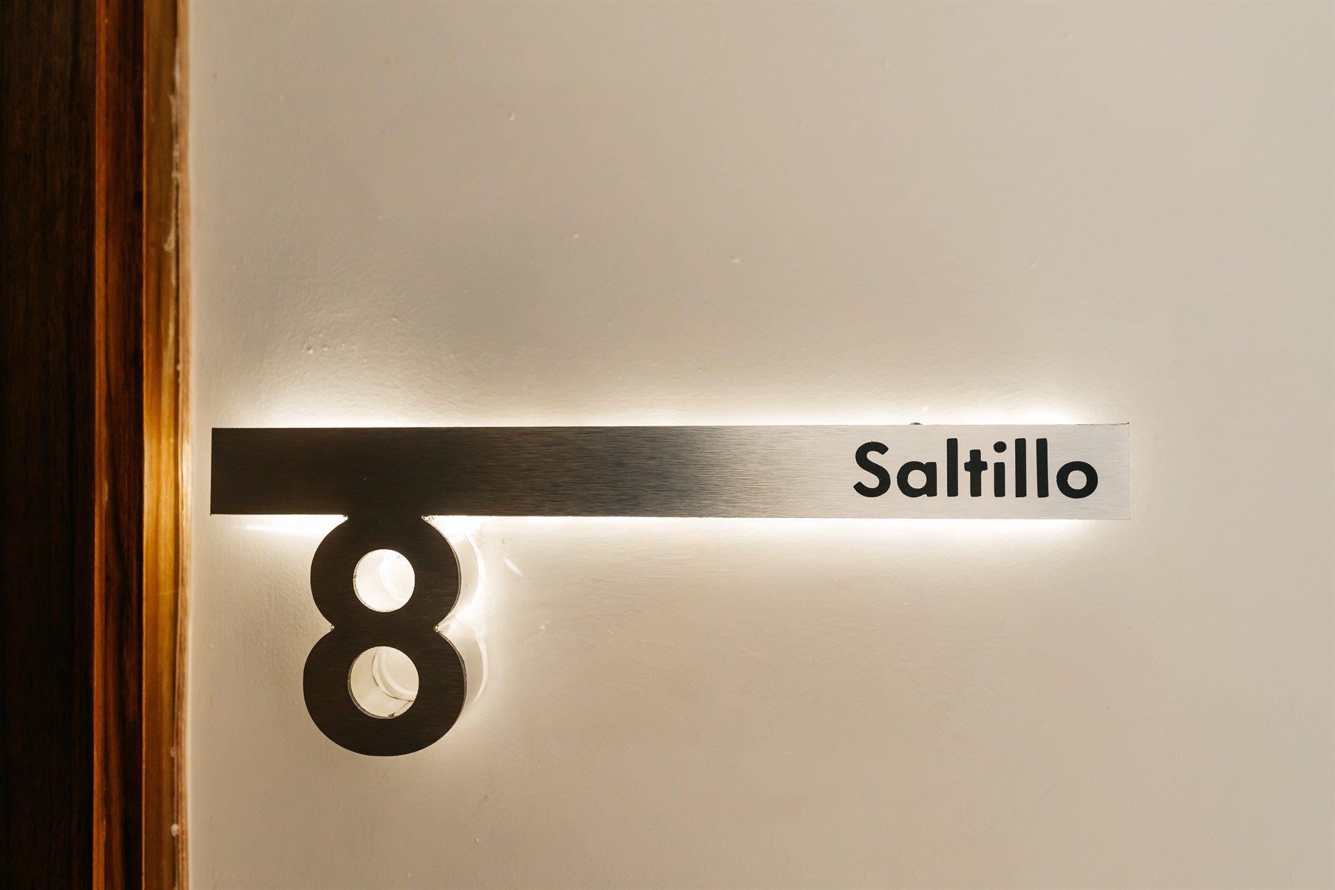 Una puerta con un cartel que dice saltillo