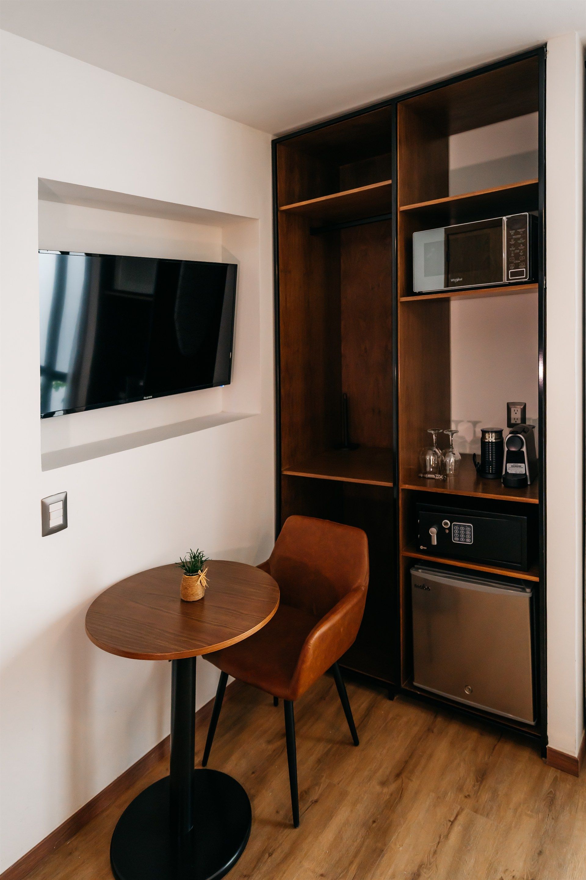 Hay una mesa y una silla en la habitación con un televisor de pantalla plana.