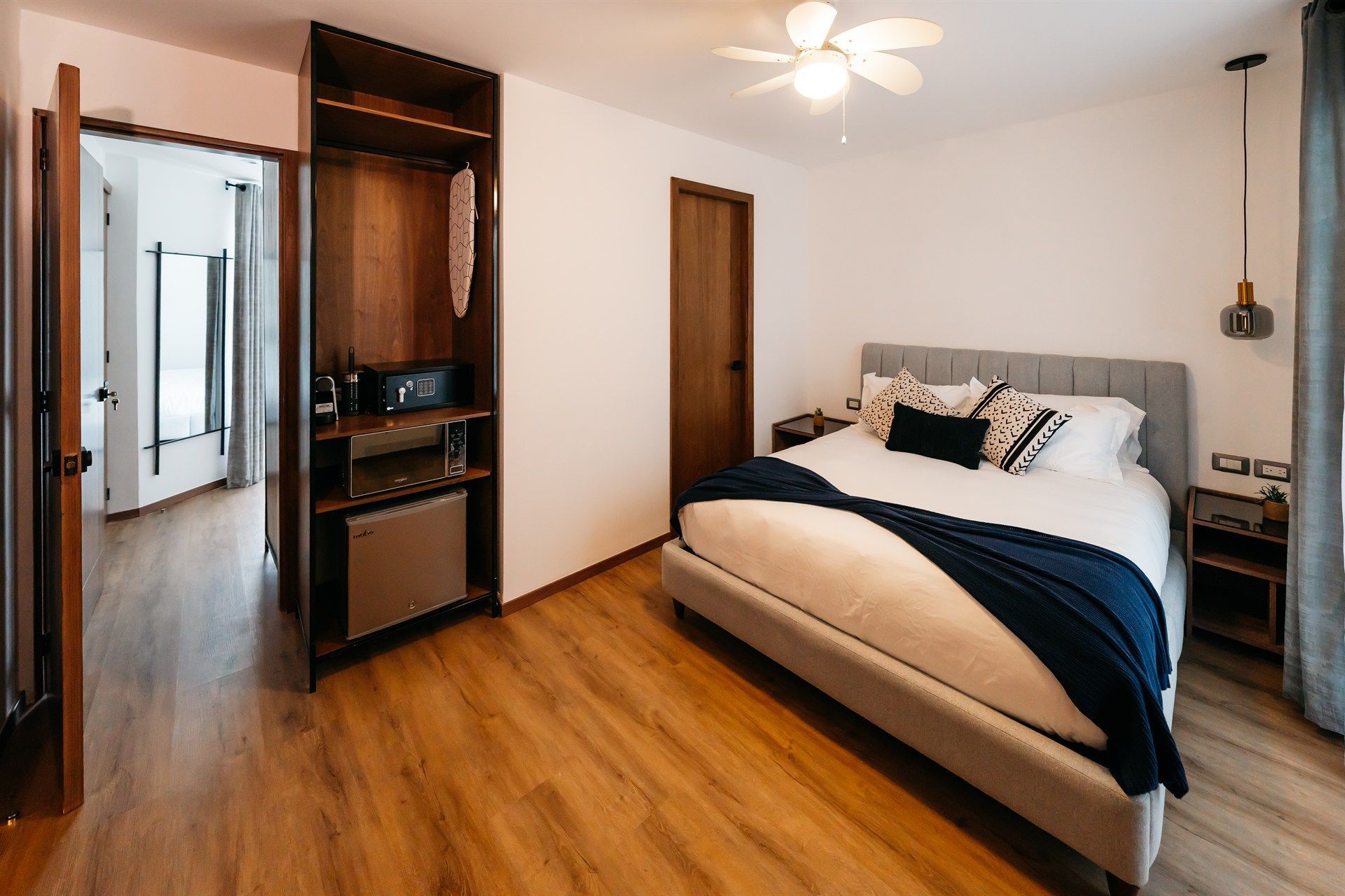 Un dormitorio con una cama grande y un ventilador de techo.