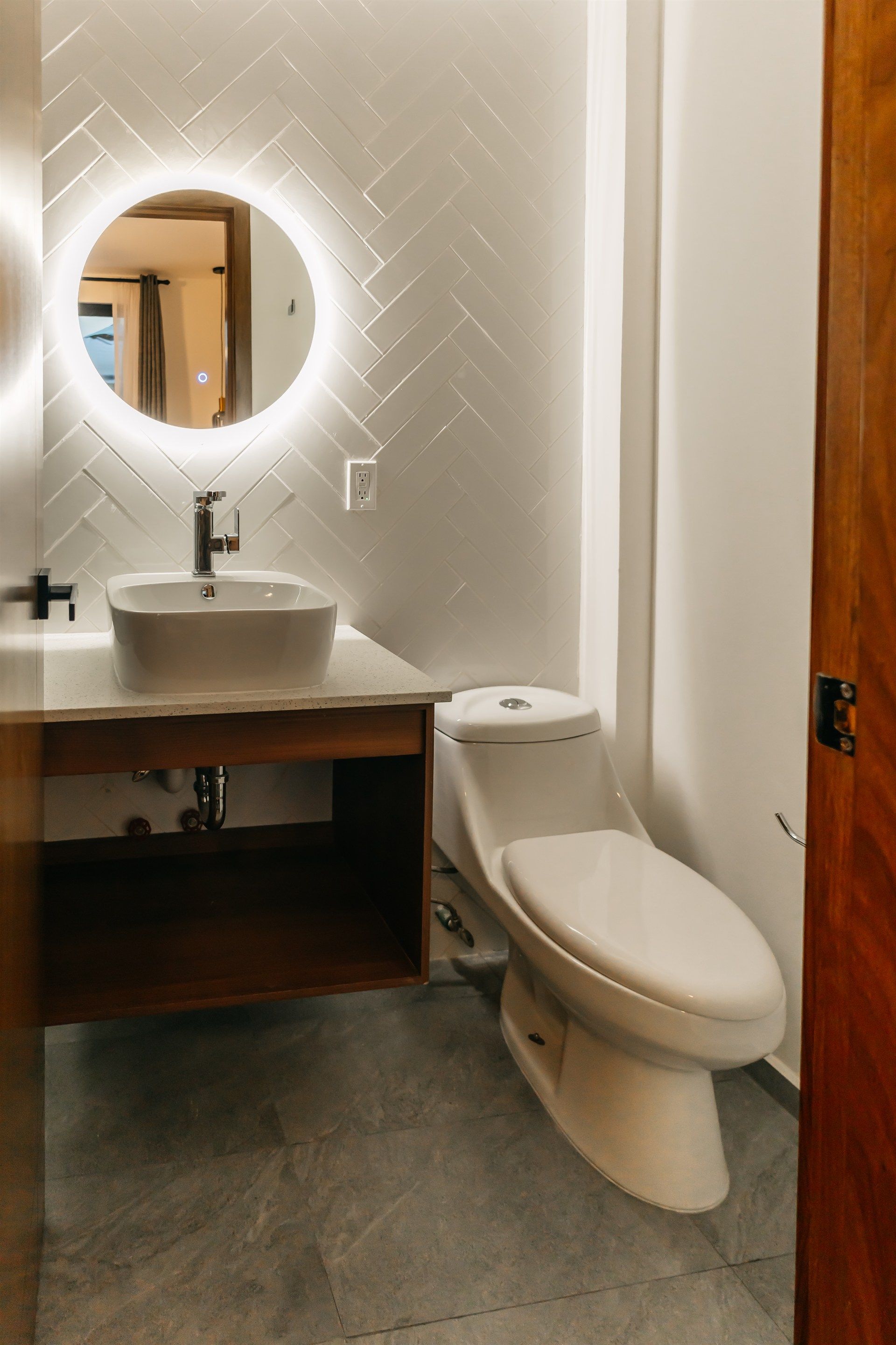 Un baño con inodoro, lavabo y espejo.