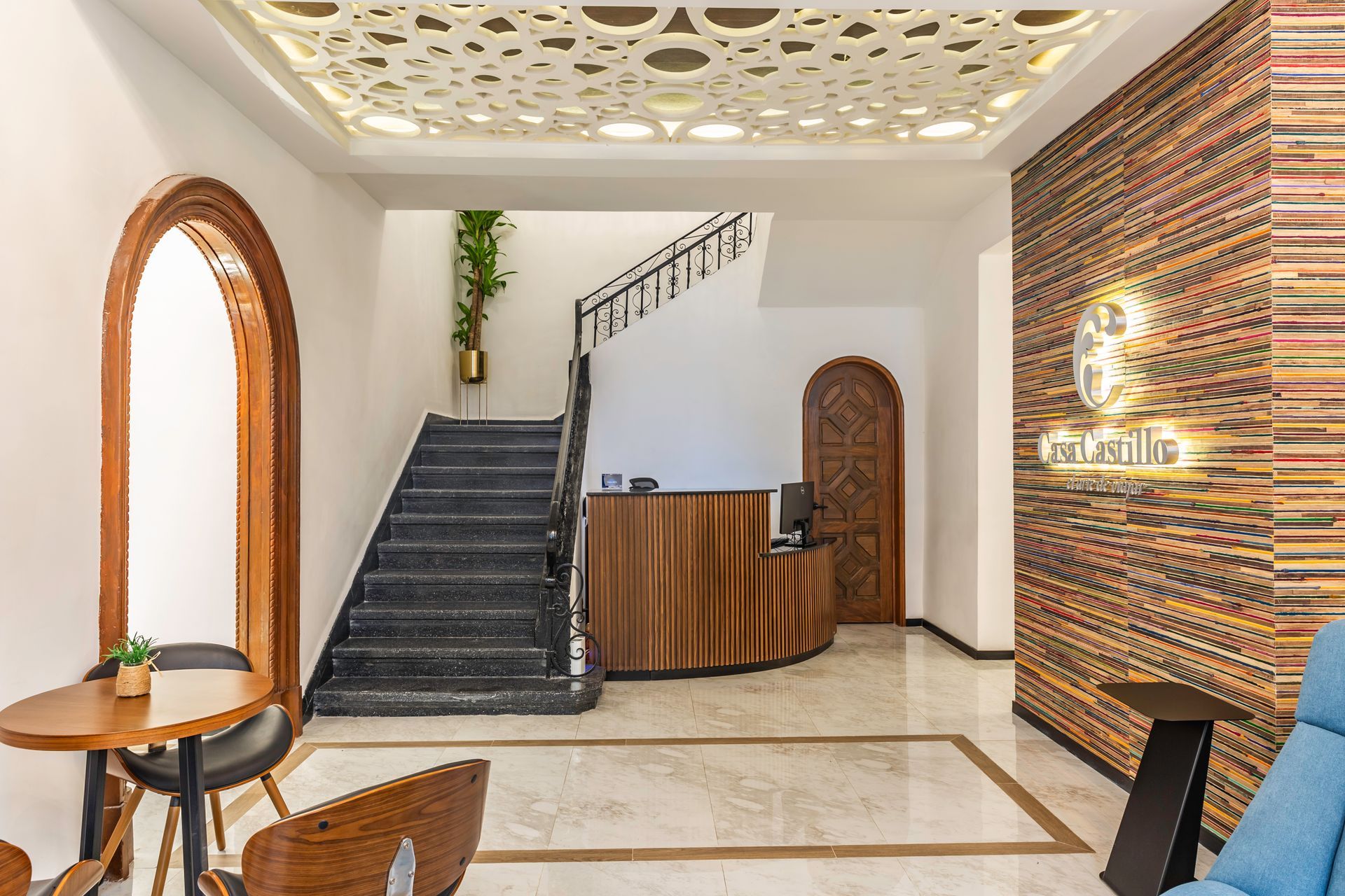 Hay una escalera que conduce al segundo piso del edificio.