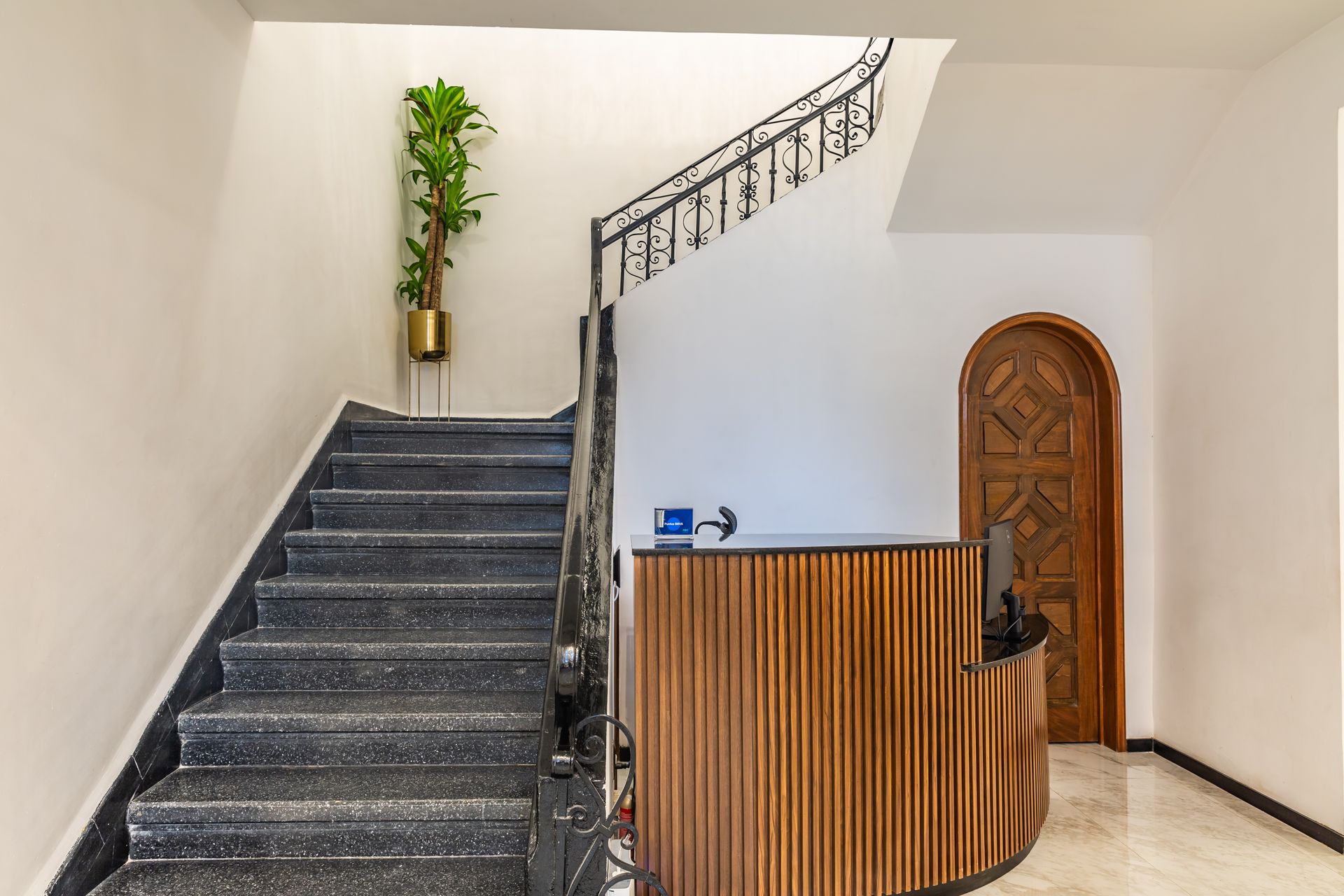 Una escalera que conduce a un mostrador de recepción en un edificio.