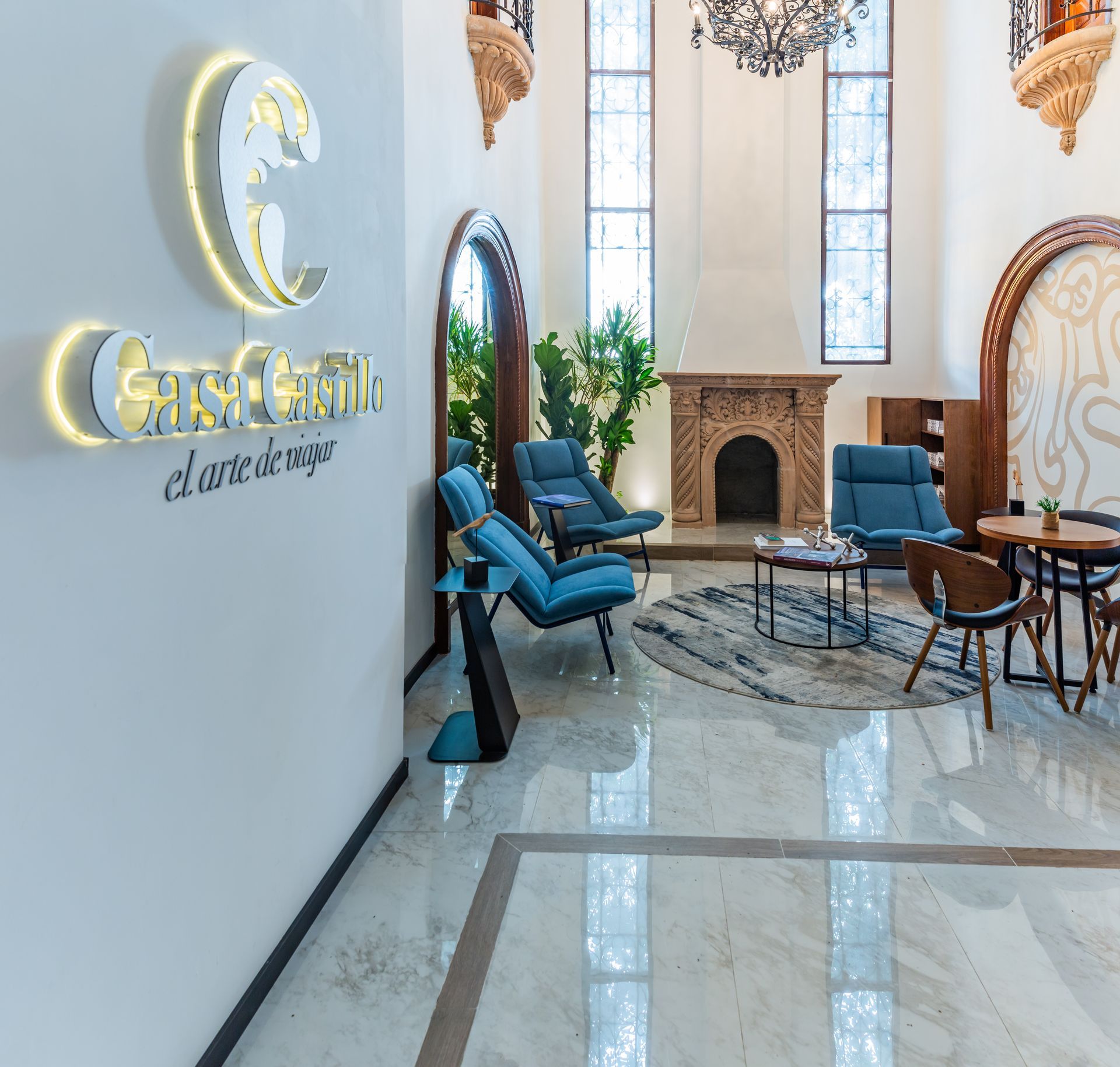 Una sala de estar con chimenea y sillas y un cartel que dice 'Chrysler'.