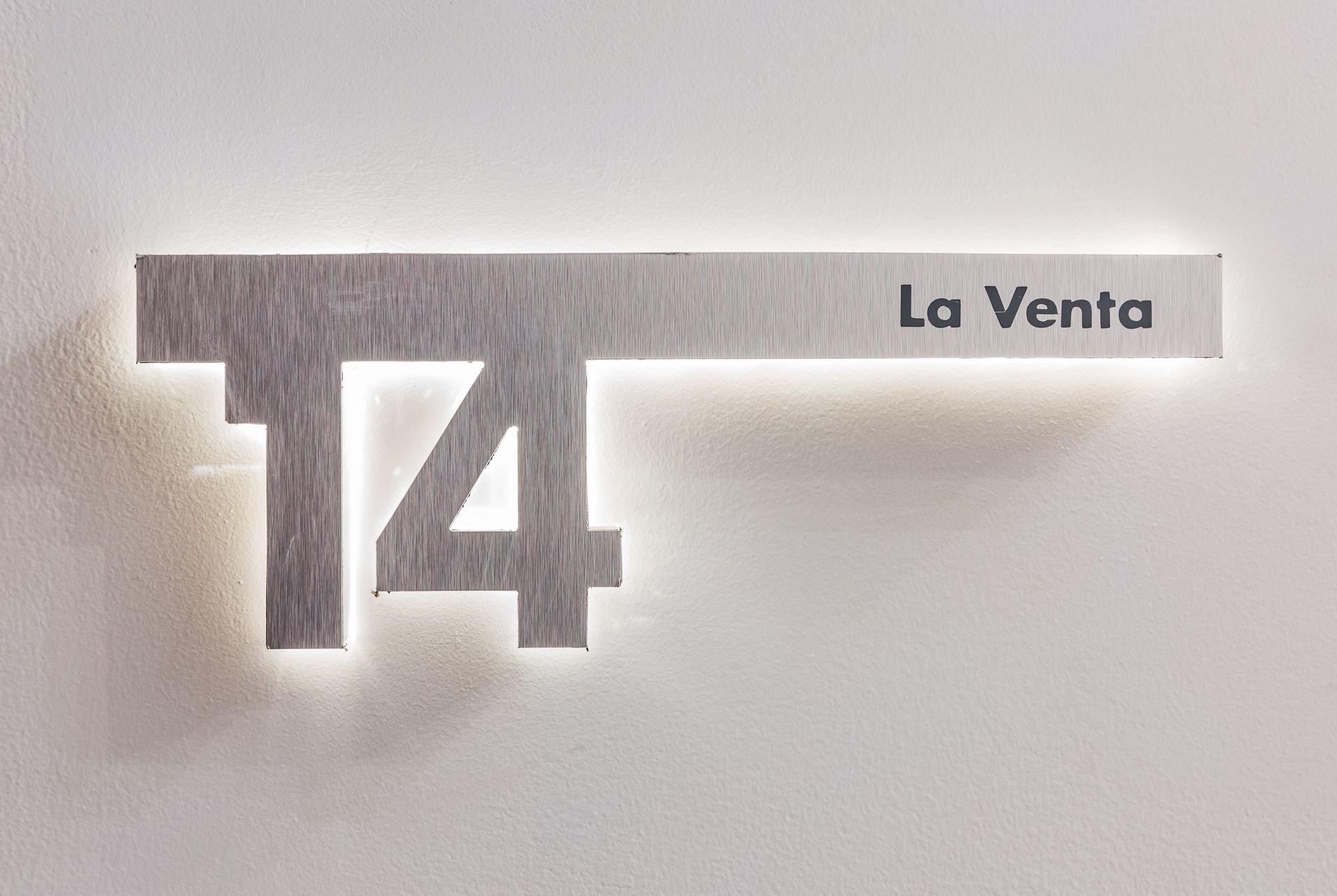 A stainless steel sign with the number 14 and la venta written on it.