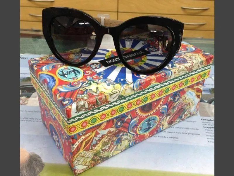 occhiali da sole montatura a gatto