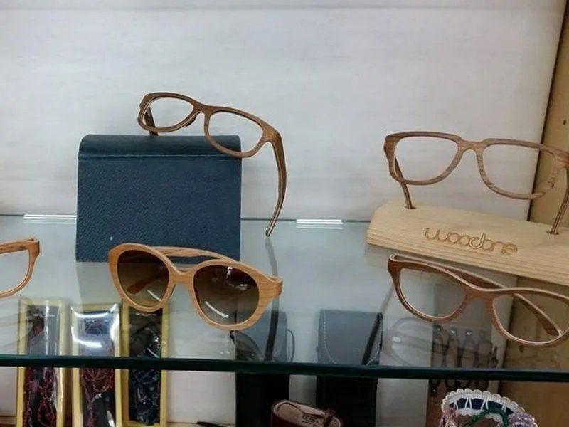 occhiali con montatura in legno