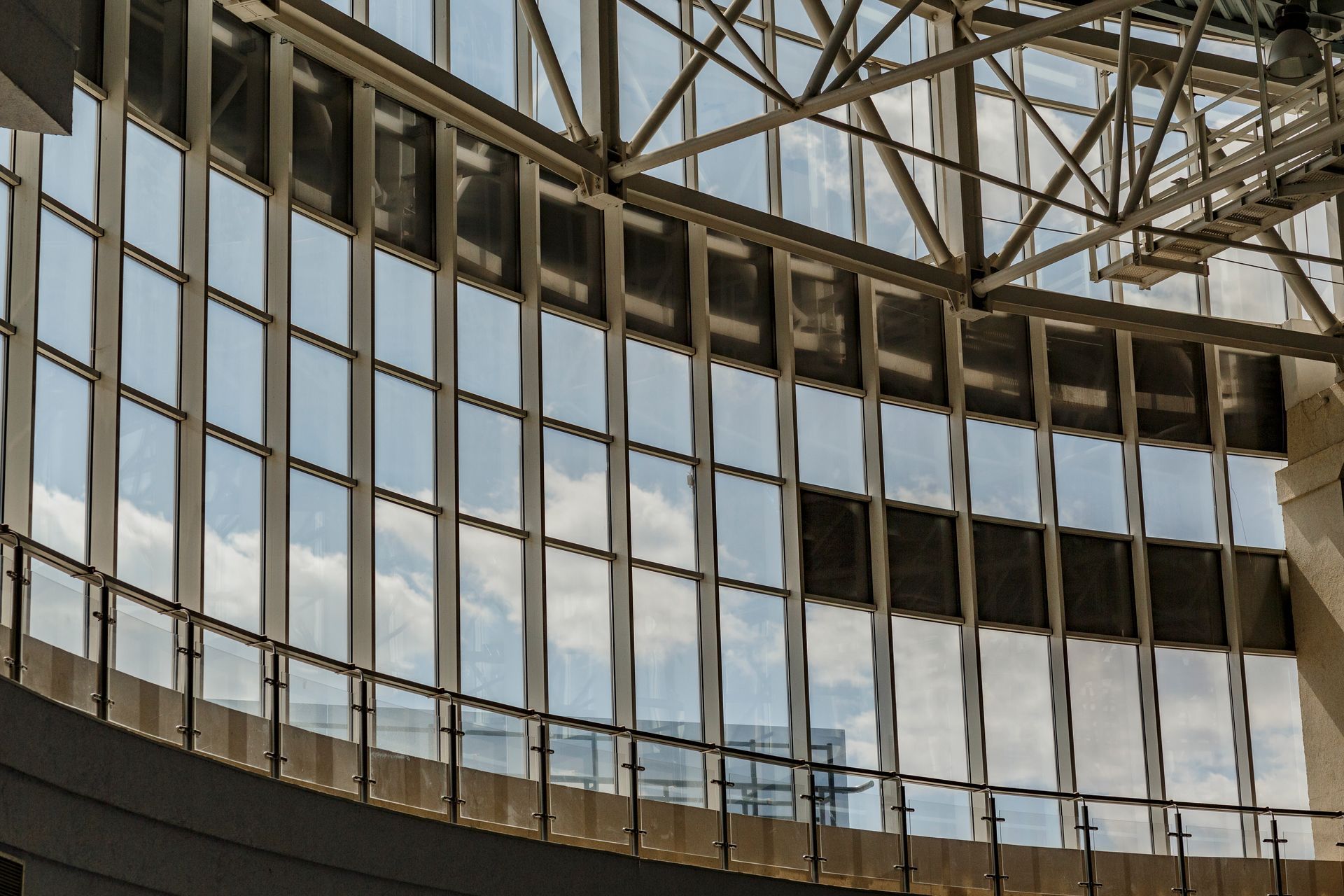 A building with a lot of windows and a blue sky reflected in the windows