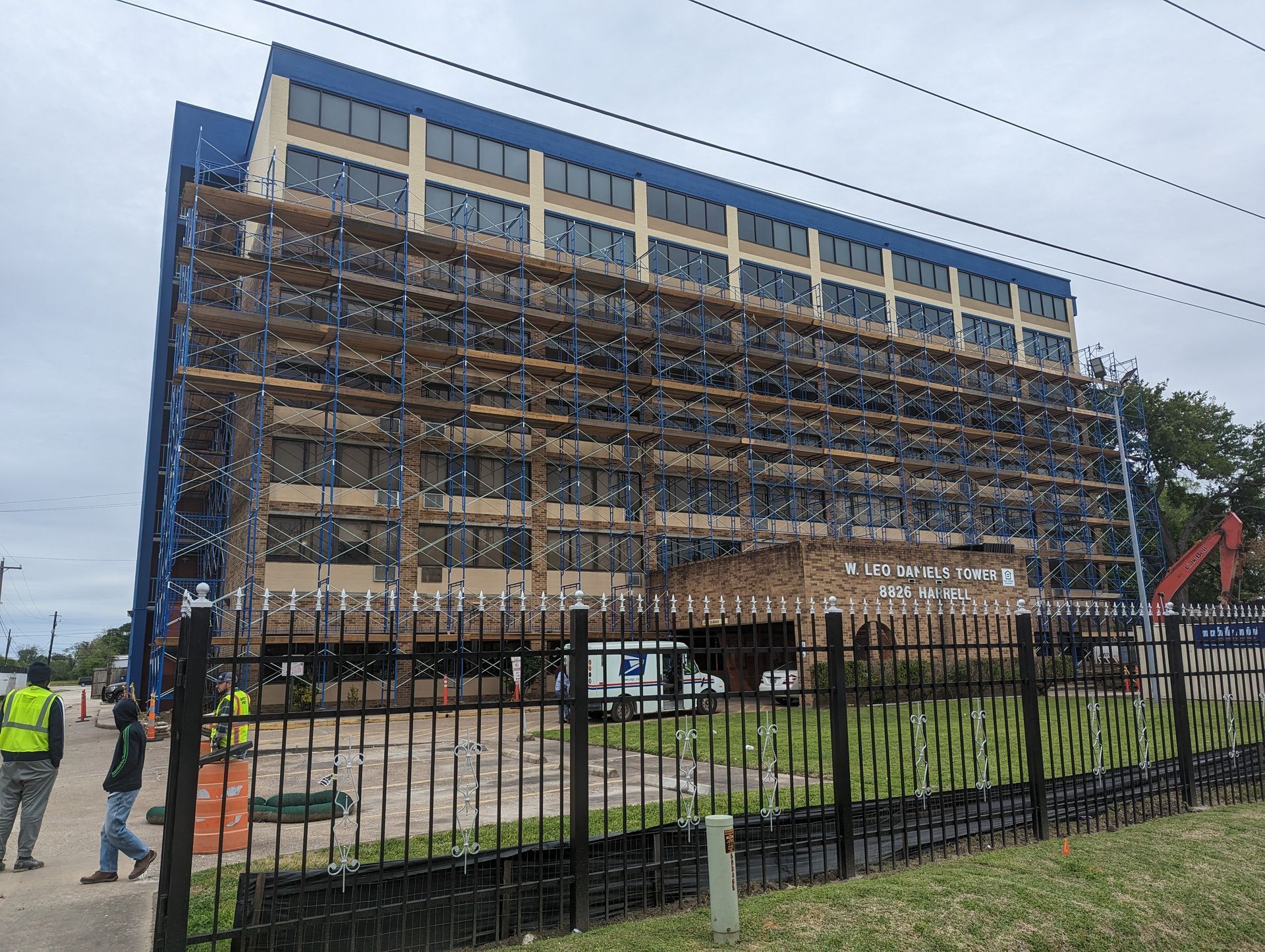 A large building is being built with scaffolding around it.