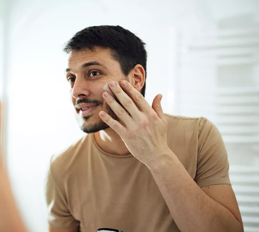 Tubo de gel calmante Herbal Aloe de Herbalife, blanco con detalles verdes, con diseño de aloe vera.