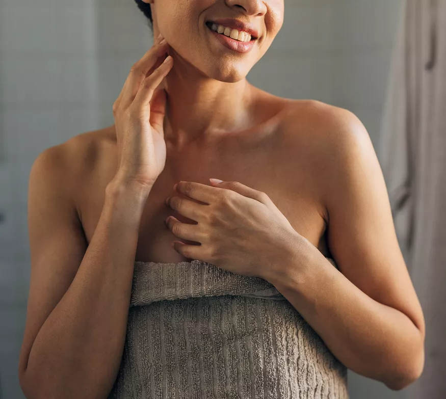 Tubo de crema de manos y cuerpo Herbalife con diseño de hoja de aloe verde, fondo blanco.