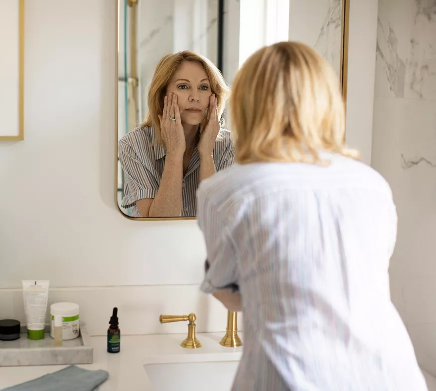 Suero minimizador de líneas de expresión Herbalife Skin en una botella blanca con tapón plateado.