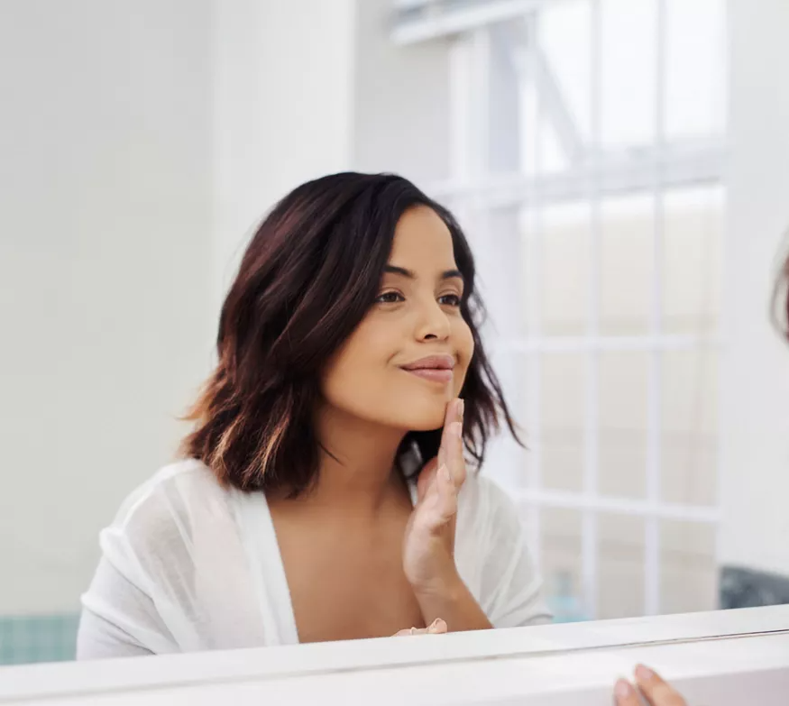 Tubo de loción hidratante Herbalife SKIN de color blanco.