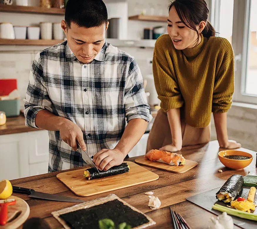 Botella blanca de complejo multivitamínico Herbalife con diseño verde y azul, 90 tabletas.