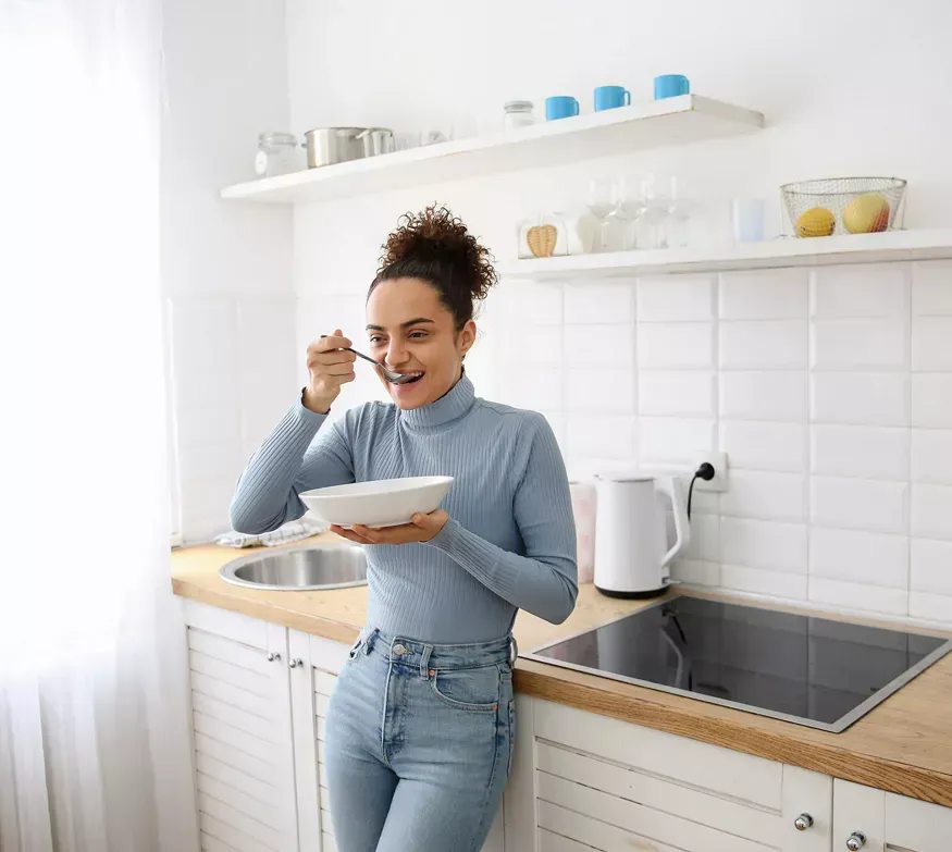 Envase de sopa Herbalife Nuri con sopa e ingredientes mostrados.