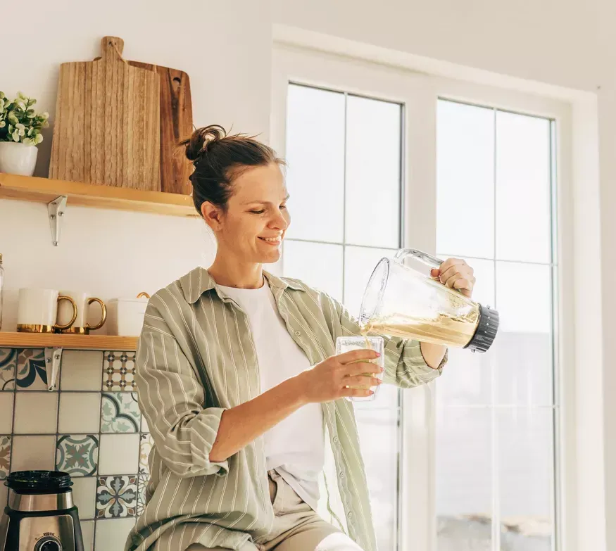 Envase de proteína en polvo Herbalife Nutrition de color blanco con detalles en verde y naranja.